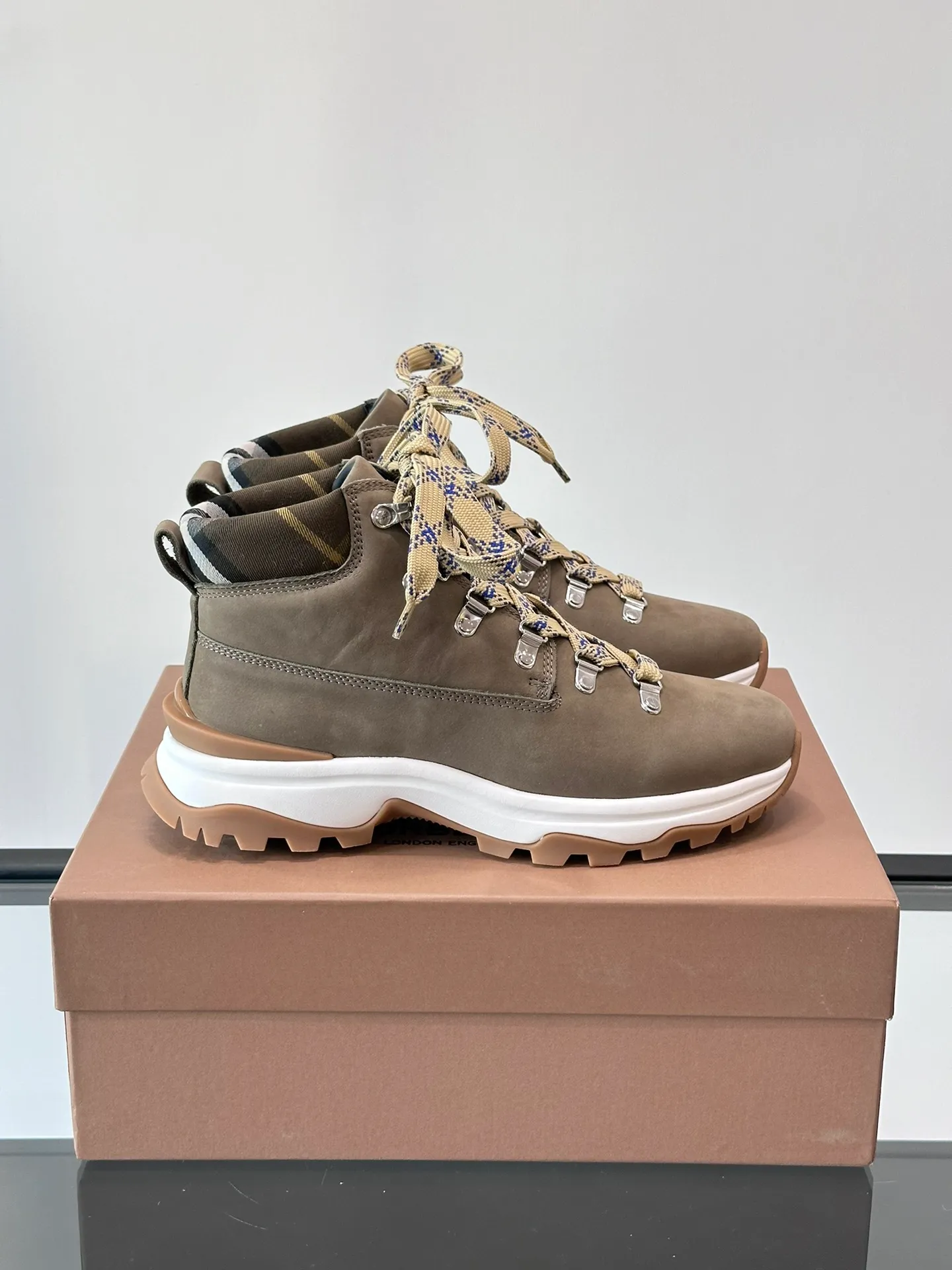 Men's shoes 💰800 ◾️▫️Burberry 2024🆕Ss men's classic high-top thick-soled sneakers, made of first-grain cowhide and decorated with the new brand logo. First-layer cowhide foot pads, the heel is decorated with Burberry lettering embossed logo, and the original TPU outsole!  Size: 39-44 (customized at 38.45)